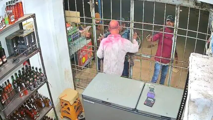 रांची में होली से पहले अपराधियों ने शराब दुकान में की फायरिंग, CCTV में कैद हुई वारदात