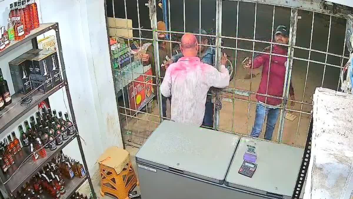 रांची में होली से पहले अपराधियों ने शराब दुकान में की फायरिंग, CCTV में कैद हुई वारदात