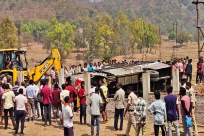 झारखंड-छत्तीसगढ़ बॉडर पर भीषण सड़क हादसा, तेज रफ्तार बस करडेगा घाटी में पलटी, 5 की मौत, 37 घायल