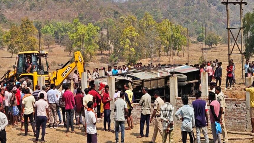 झारखंड-छत्तीसगढ़ बॉडर पर भीषण सड़क हादसा, तेज रफ्तार बस करडेगा घाटी में पलटी, 5 की मौत, 37 घायल