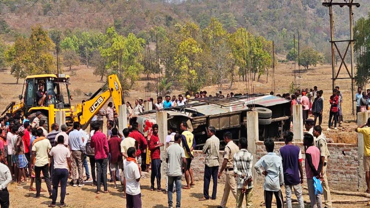 झारखंड-छत्तीसगढ़ बॉडर पर भीषण सड़क हादसा, तेज रफ्तार बस करडेगा घाटी में पलटी, 5 की मौत, 37 घायल