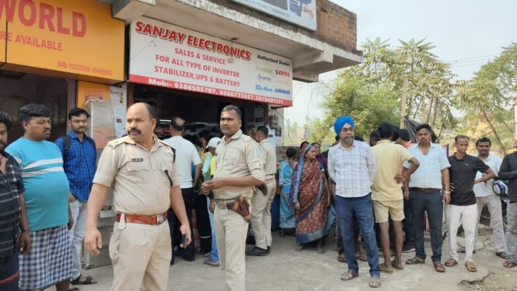 सरायकेला में दिनदहाड़े फायरिंग, अपराधियों ने बैटरी दुकान पर चलाई ताबड़तोड़ गोलियां
