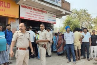 सरायकेला में दिनदहाड़े फायरिंग, अपराधियों ने बैटरी दुकान पर चलाई ताबड़तोड़ गोलियां