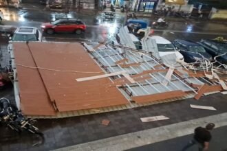 रांची में तेज हवा से एक रेस्त्रां का रूफटॉप का शेड गिरा,4 कार और 6 बाइक क्षतिग्रस्त