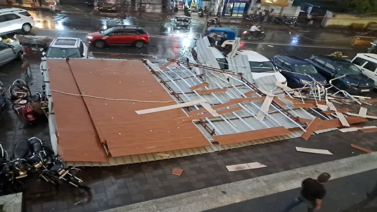 रांची में तेज हवा से एक रेस्त्रां का रूफटॉप का शेड गिरा,4 कार और 6 बाइक क्षतिग्रस्त