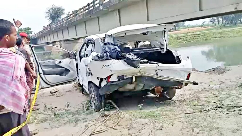 बिहार में तेज रफ्तार कार नदी में गिरी, मेला देखकर लौट रहे थे चार दोस्त, तीन की मौत, एक लापता