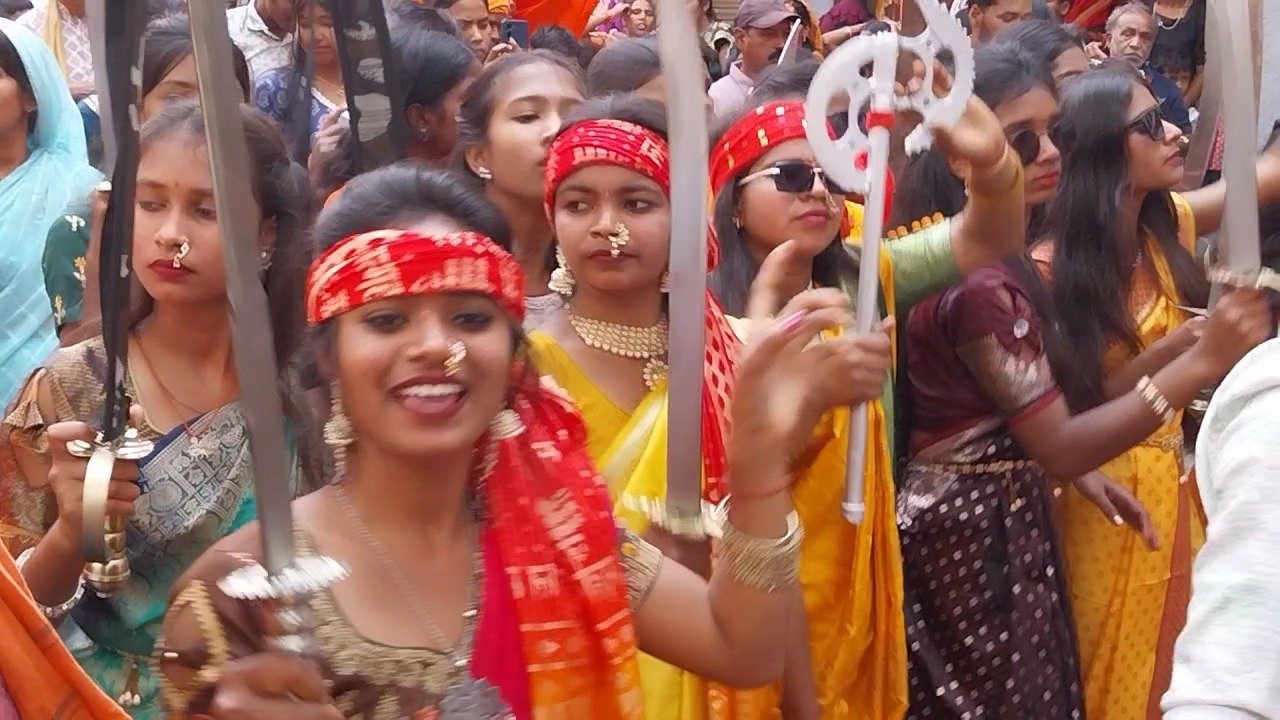 लोहरदगा में रामनवमी में निकली भव्य शोभायात्रा,58 अखाड़ों की सहभागिता, झांकियों और पारंपरिक करतबों ने मोहा मन,बारिश भी नहीं तोड़ सकी उत्साह 16 14 1