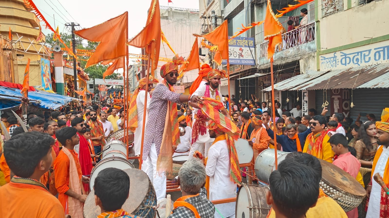 लोहरदगा में रामनवमी में निकली भव्य शोभायात्रा,58 अखाड़ों की सहभागिता, झांकियों और पारंपरिक करतबों ने मोहा मन,बारिश भी नहीं तोड़ सकी उत्साह 17 15 1