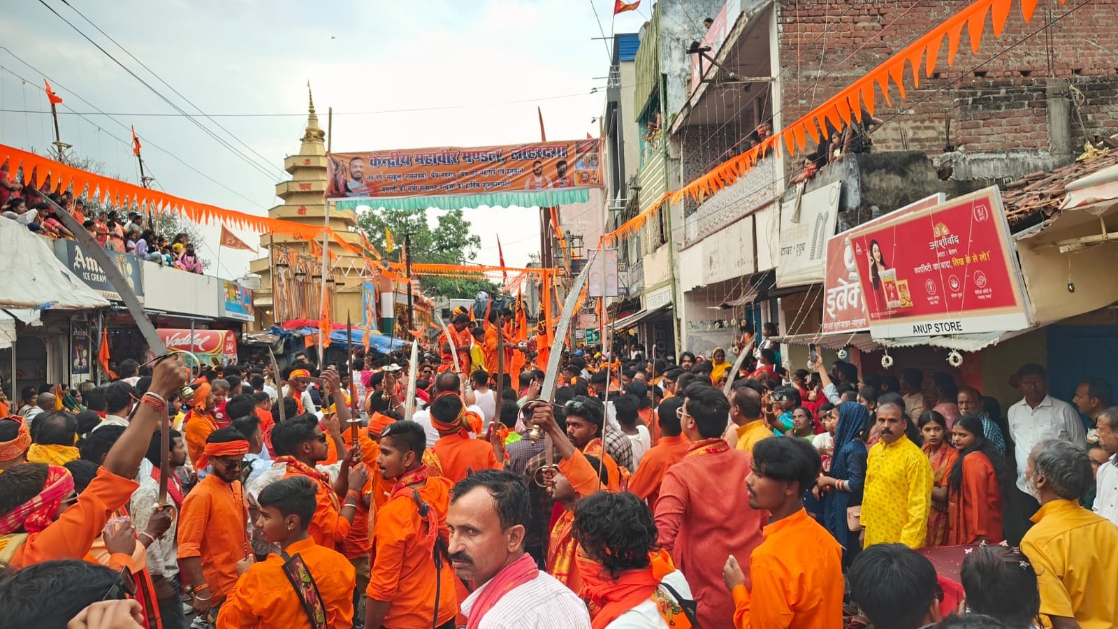 लोहरदगा में रामनवमी में निकली भव्य शोभायात्रा,58 अखाड़ों की सहभागिता, झांकियों और पारंपरिक करतबों ने मोहा मन,बारिश भी नहीं तोड़ सकी उत्साह 18 16