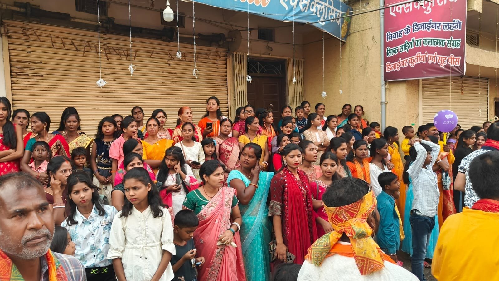 लोहरदगा में रामनवमी में निकली भव्य शोभायात्रा,58 अखाड़ों की सहभागिता, झांकियों और पारंपरिक करतबों ने मोहा मन,बारिश भी नहीं तोड़ सकी उत्साह 19 17