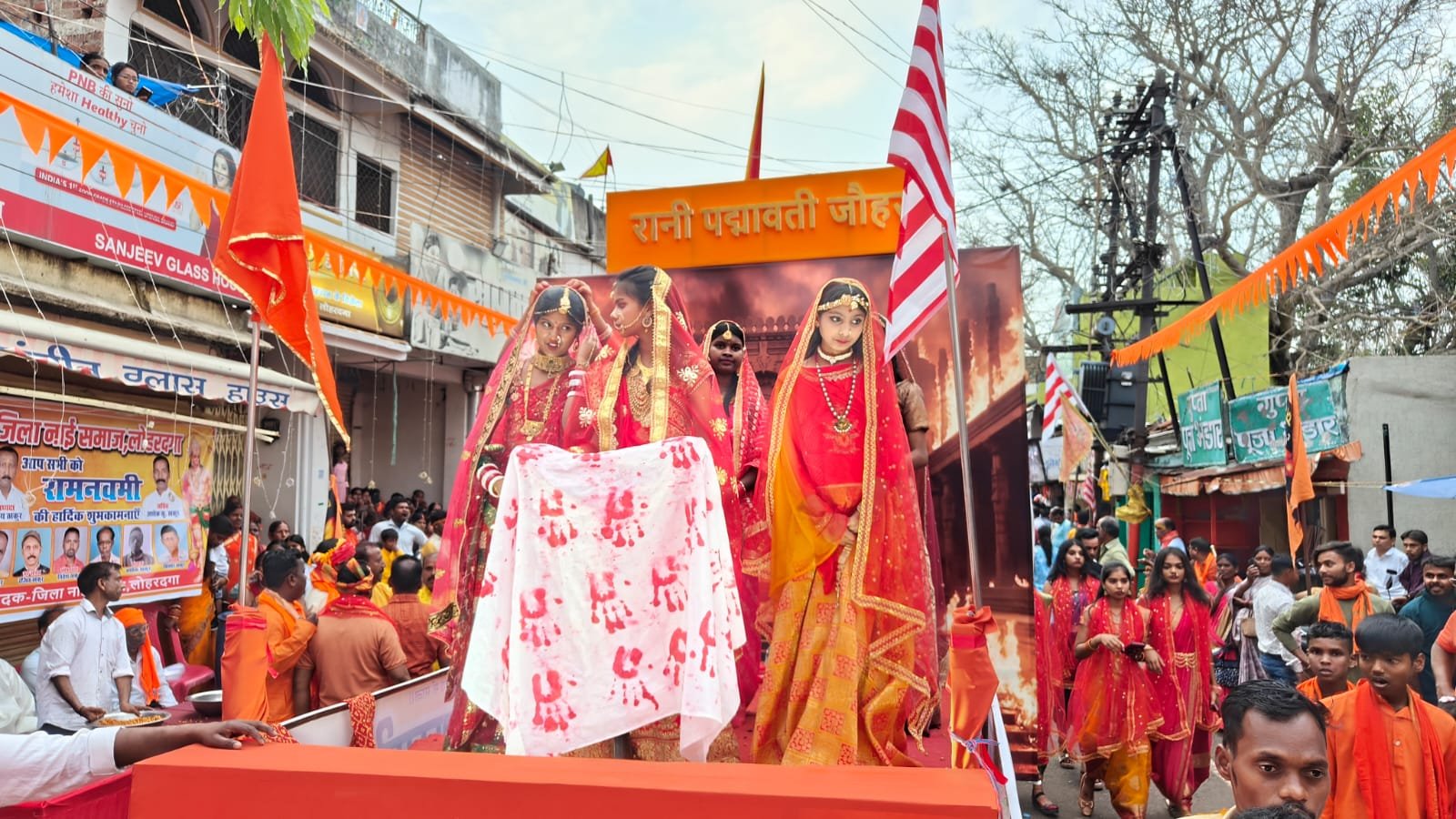 लोहरदगा में रामनवमी में निकली भव्य शोभायात्रा,58 अखाड़ों की सहभागिता, झांकियों और पारंपरिक करतबों ने मोहा मन,बारिश भी नहीं तोड़ सकी उत्साह 7 18