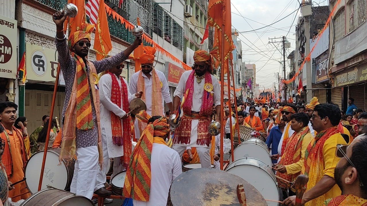 लोहरदगा में रामनवमी में निकली भव्य शोभायात्रा,58 अखाड़ों की सहभागिता, झांकियों और पारंपरिक करतबों ने मोहा मन,बारिश भी नहीं तोड़ सकी उत्साह 2 2 10