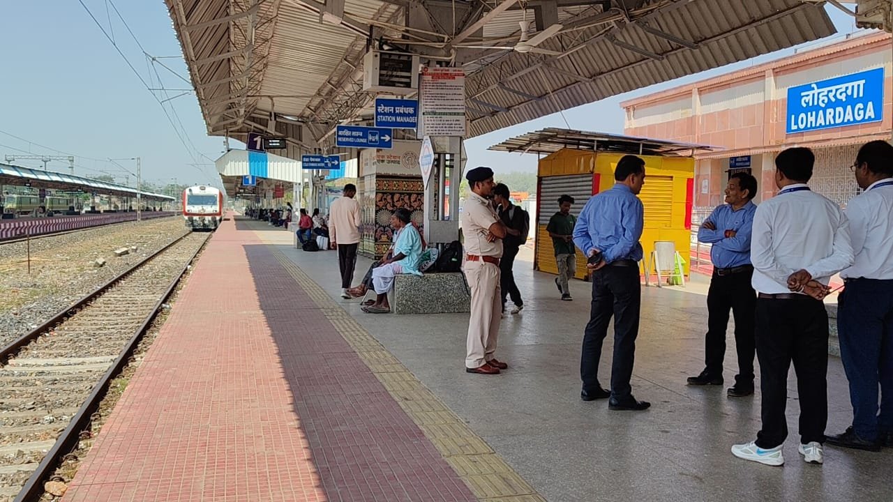 दक्षिण पूर्व रेलवे के रांची मंडल के DRM केएन सिंह ने लोहरदगा-रांची-टोरी रेल लाइन का निरीक्षण,रेलवे ब्रिज के निर्माण कार्य का लिया जायजा 2 2 11