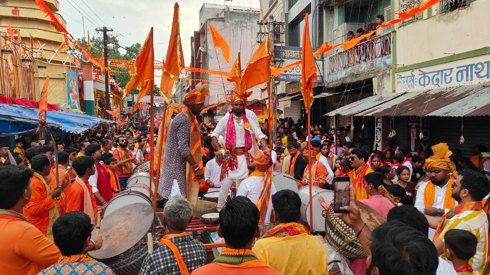 लोहरदगा में रामनवमी में निकली भव्य शोभायात्रा,58 अखाड़ों की सहभागिता, झांकियों और पारंपरिक करतबों ने मोहा मन,बारिश भी नहीं तोड़ सकी उत्साह 20 20