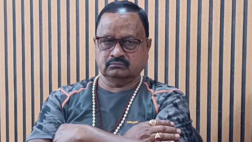 होलिका दहन में पिस्टल लहराने पर JDU के पूर्व विधायक गोपाल मंडल पर FIR ,विवादों से रहा है पुराना नाता