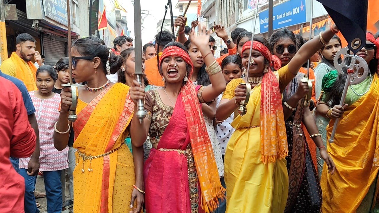 लोहरदगा में रामनवमी में निकली भव्य शोभायात्रा,58 अखाड़ों की सहभागिता, झांकियों और पारंपरिक करतबों ने मोहा मन,बारिश भी नहीं तोड़ सकी उत्साह 3 3 10