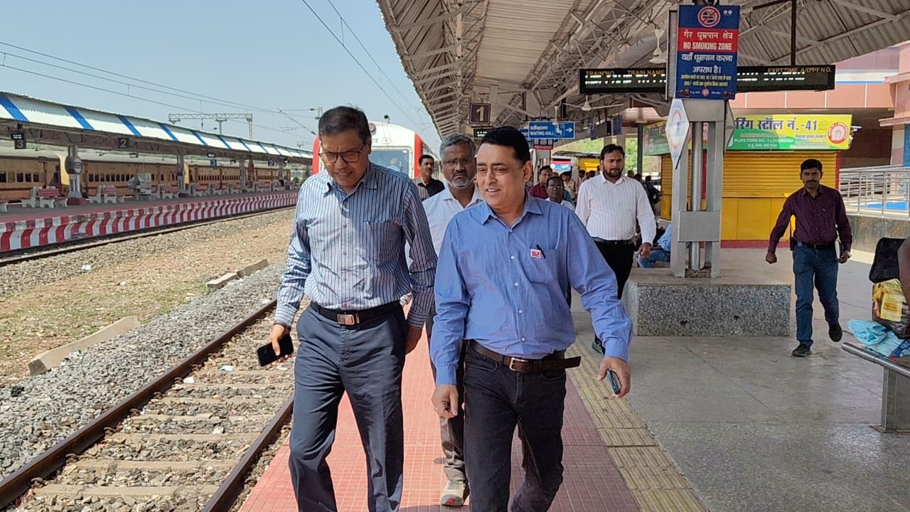 दक्षिण पूर्व रेलवे के रांची मंडल के DRM केएन सिंह ने लोहरदगा-रांची-टोरी रेल लाइन का निरीक्षण,रेलवे ब्रिज के निर्माण कार्य का लिया जायजा 3 3 11