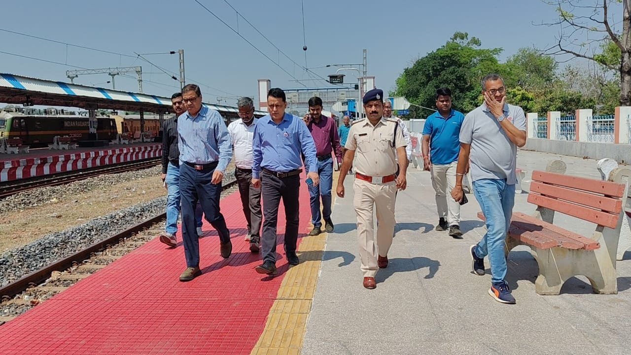 दक्षिण पूर्व रेलवे के रांची मंडल के DRM केएन सिंह ने लोहरदगा-रांची-टोरी रेल लाइन का निरीक्षण,रेलवे ब्रिज के निर्माण कार्य का लिया जायजा 4 4 10