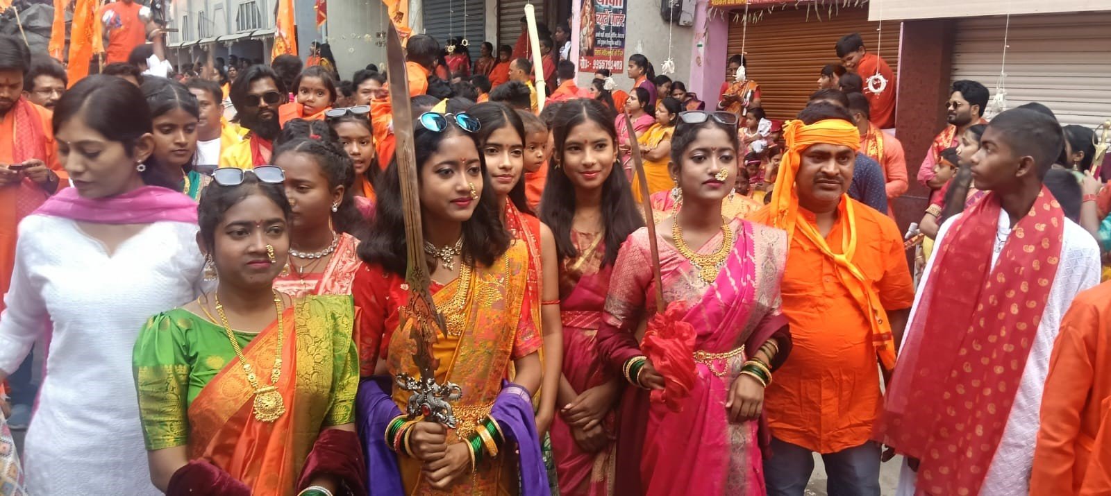 लोहरदगा में रामनवमी में निकली भव्य शोभायात्रा,58 अखाड़ों की सहभागिता, झांकियों और पारंपरिक करतबों ने मोहा मन,बारिश भी नहीं तोड़ सकी उत्साह 4 4 9