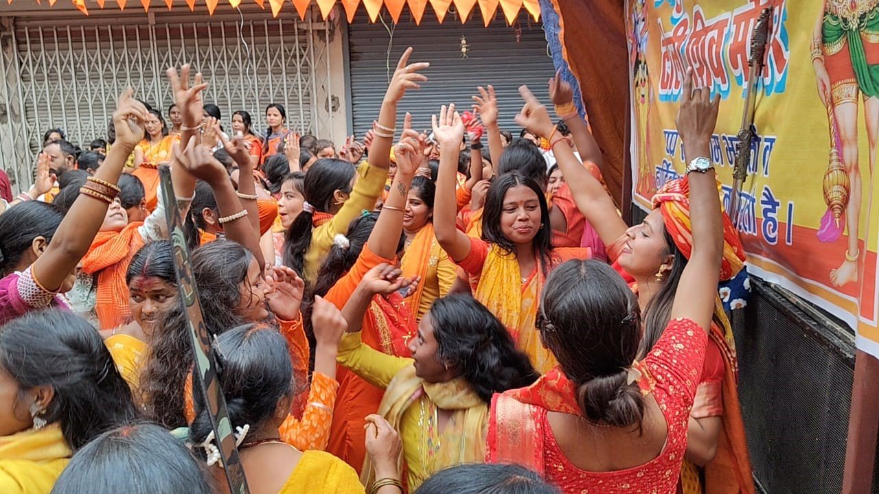 लोहरदगा में रामनवमी में निकली भव्य शोभायात्रा,58 अखाड़ों की सहभागिता, झांकियों और पारंपरिक करतबों ने मोहा मन,बारिश भी नहीं तोड़ सकी उत्साह 5 5 8