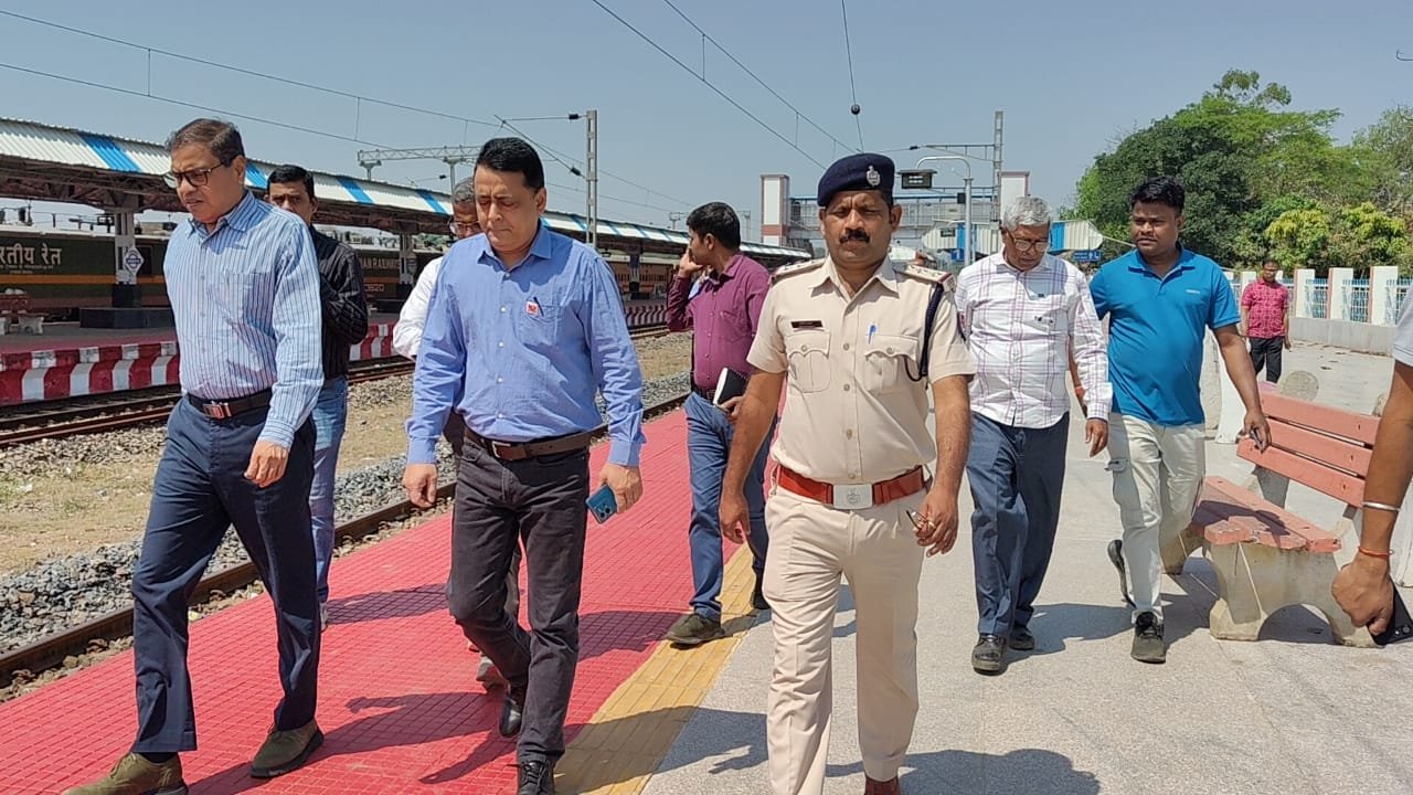 दक्षिण पूर्व रेलवे के रांची मंडल के DRM केएन सिंह ने लोहरदगा-रांची-टोरी रेल लाइन का निरीक्षण,रेलवे ब्रिज के निर्माण कार्य का लिया जायजा 5 5 9