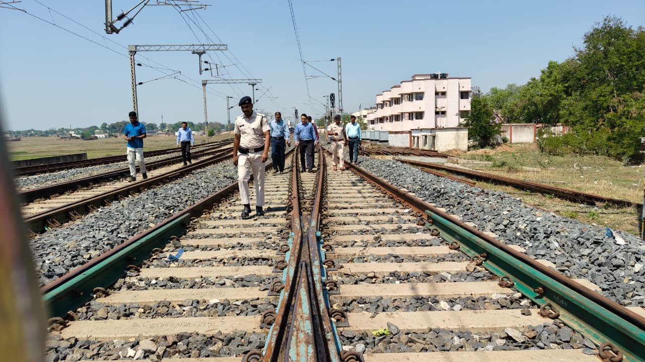 दक्षिण पूर्व रेलवे के रांची मंडल के DRM केएन सिंह ने लोहरदगा-रांची-टोरी रेल लाइन का निरीक्षण,रेलवे ब्रिज के निर्माण कार्य का लिया जायजा 6 6 10