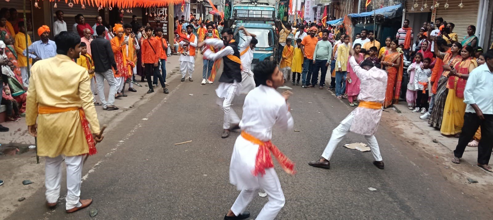 लोहरदगा में रामनवमी में निकली भव्य शोभायात्रा,58 अखाड़ों की सहभागिता, झांकियों और पारंपरिक करतबों ने मोहा मन,बारिश भी नहीं तोड़ सकी उत्साह 9 7 8
