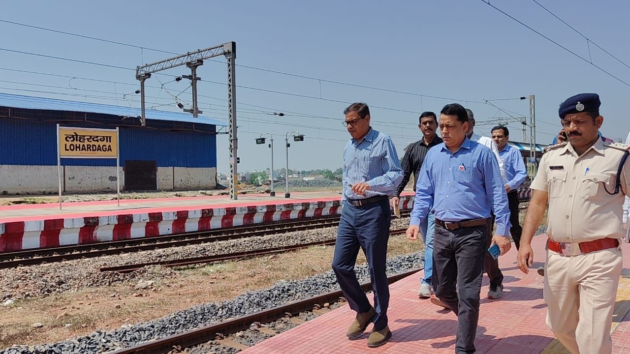 दक्षिण पूर्व रेलवे के रांची मंडल के DRM केएन सिंह ने लोहरदगा-रांची-टोरी रेल लाइन का निरीक्षण,रेलवे ब्रिज के निर्माण कार्य का लिया जायजा 7 7 9