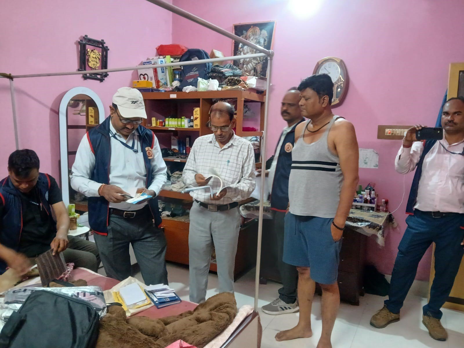 बिहार में SDPO निकले धनकुबेर, पत्नी और महिला मित्र के नाम पर 11 प्लॉट, महंगी गाड़ियों का शौक 1 74390365 1774958616151