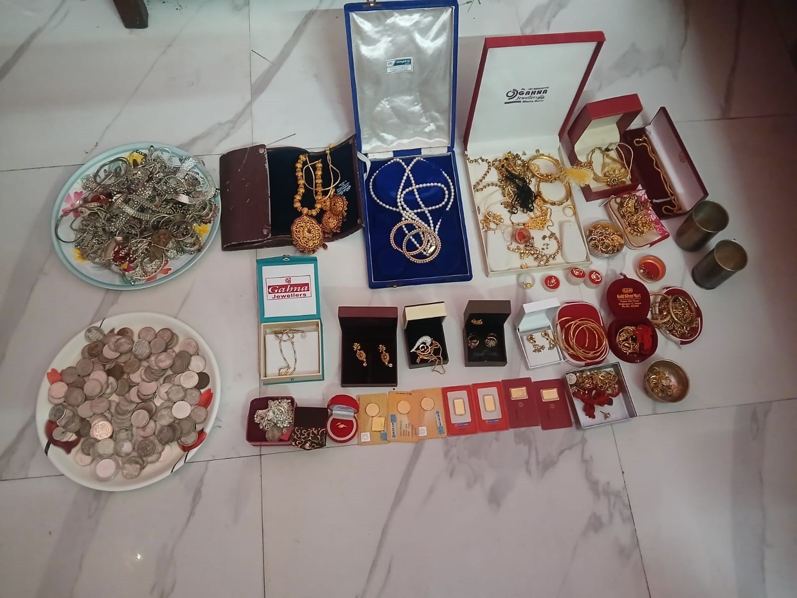 बिहार में SDPO निकले धनकुबेर, पत्नी और महिला मित्र के नाम पर 11 प्लॉट, महंगी गाड़ियों का शौक 2 74390393 1774958637139