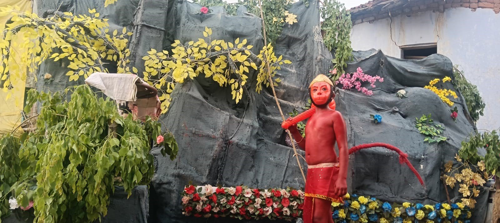 लोहरदगा में रामनवमी में निकली भव्य शोभायात्रा,58 अखाड़ों की सहभागिता, झांकियों और पारंपरिक करतबों ने मोहा मन,बारिश भी नहीं तोड़ सकी उत्साह 10 8 8