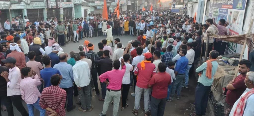 रामनवमी पर निकाली गयी शोभायात्रा में करतब दिखाने के समय हादसा, तलवार और लाठी चलाने के दौरान सात घायल