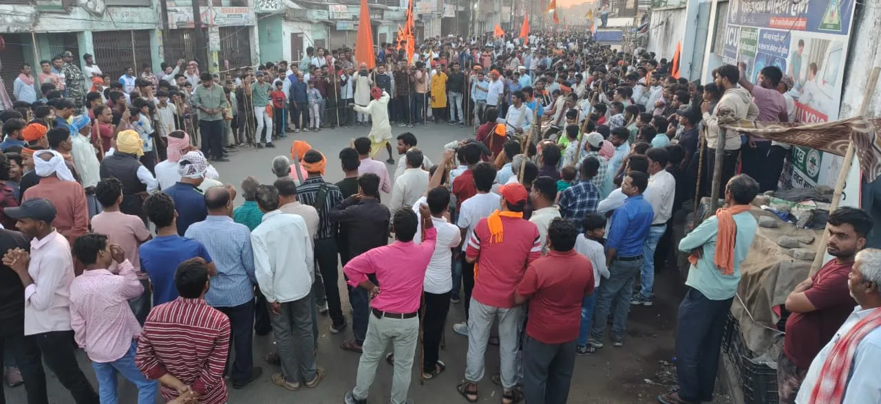 रामनवमी पर निकाली गयी शोभायात्रा में करतब दिखाने के समय हादसा, तलवार और लाठी चलाने के दौरान सात घायल