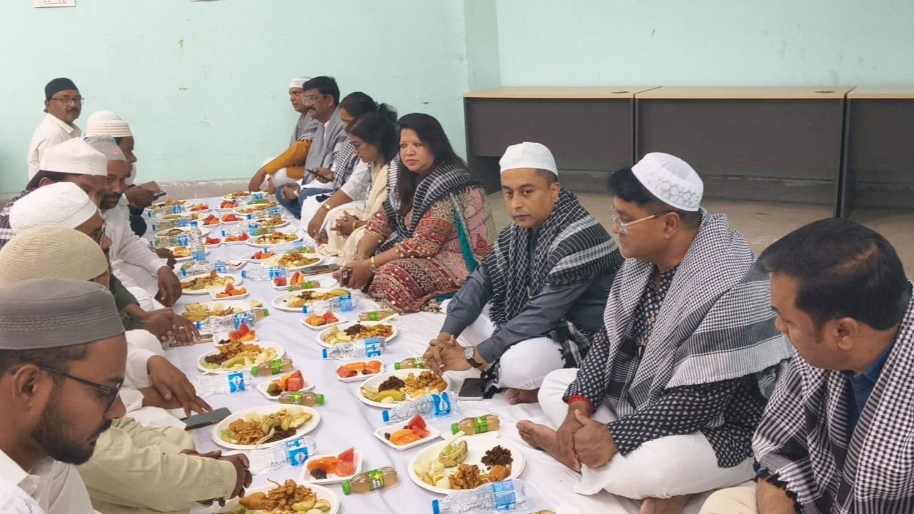 लोहरदगा पुलिस लाइन में दावत-ए-इफ्तार, SP सादिक अनवर रिजवी समेत कई अधिकारी हुए शामिल,दिखी गंगा-जमुनी तहजीब