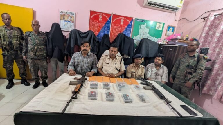 हजारीबाग में पुलिस की बड़ी कार्रवाई: TSPC के 8 उग्रवादी हथियारों के साथ गिरफ्तार