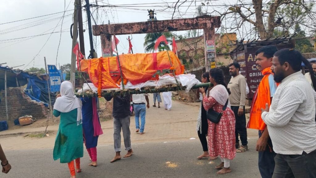 झारखंड के गुमला में परंपराओं से ऊपर उठ कर 5 बेटियाें ने मां के अर्थी को दिया कंधा, समाज को संदेश देते हुए मुखाग्नि भी दी