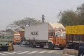 रामगढ़ के चुटूपालू घाटी में ट्रेलर पलटा, चार किलोमीटर तक लगा लंबा जाम