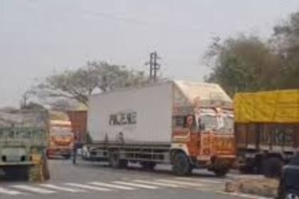 रामगढ़ के चुटूपालू घाटी में ट्रेलर पलटा, चार किलोमीटर तक लगा लंबा जाम