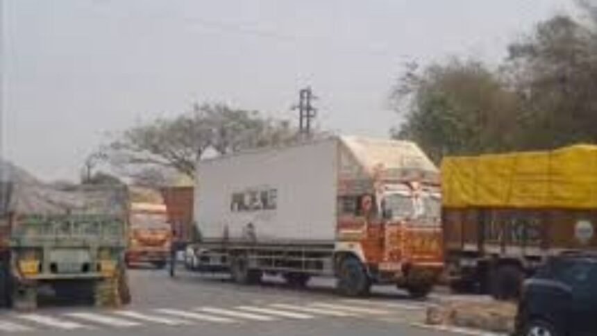 रामगढ़ के चुटूपालू घाटी में ट्रेलर पलटा, चार किलोमीटर तक लगा लंबा जाम