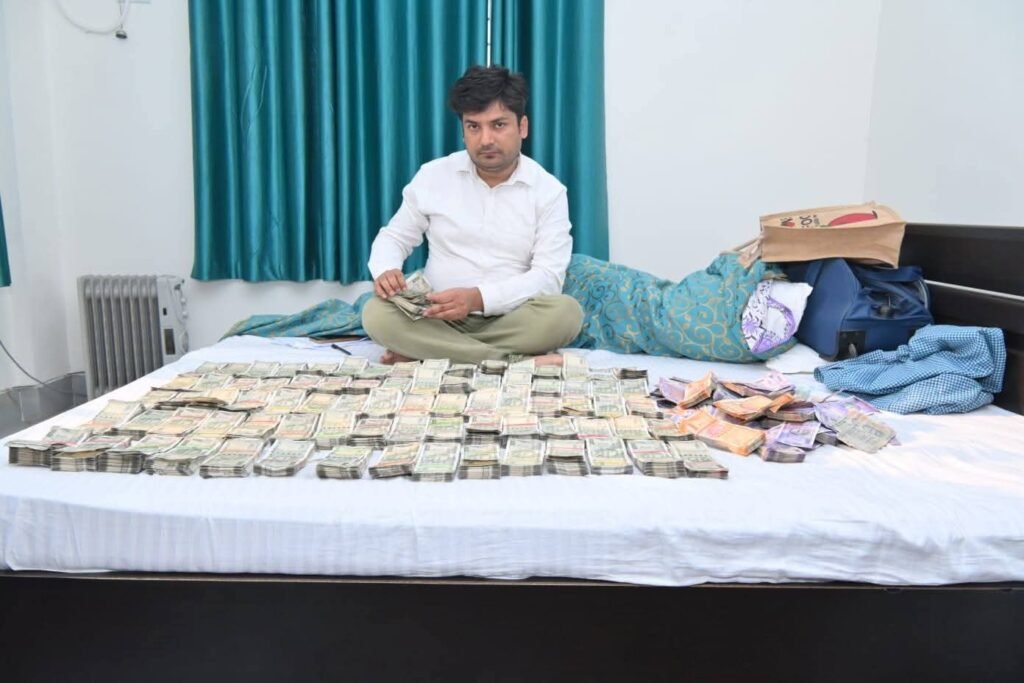 बिहार में शिक्षा विभाग का कर्मचारी निकला धनकुबेर,घर से 47.5 लाख रुपये कैश बरामद