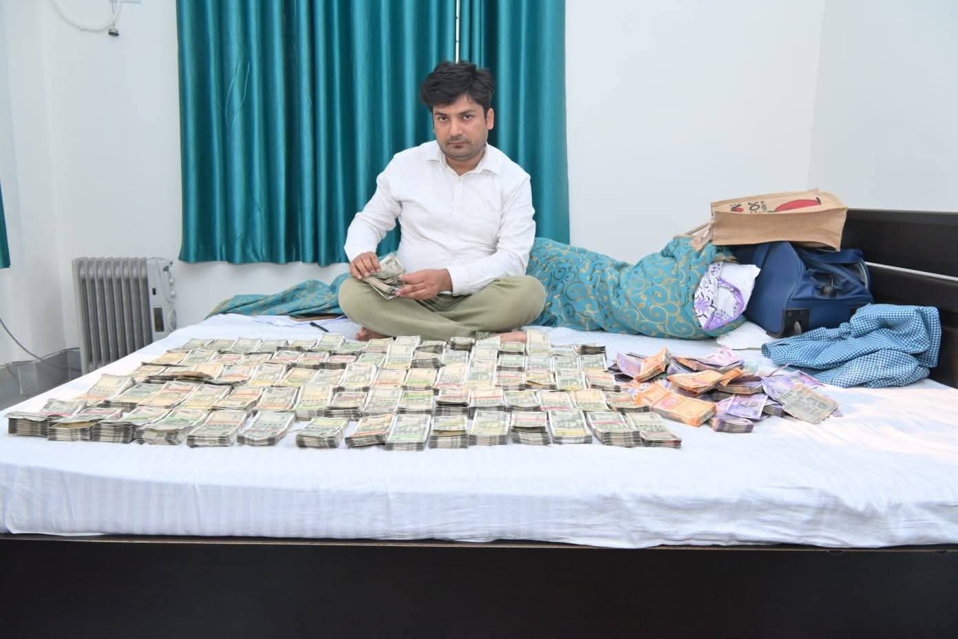 बिहार में शिक्षा विभाग का कर्मचारी निकला धनकुबेर,घर से 47.5 लाख रुपये कैश बरामद