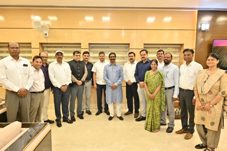 मुख्यमंत्री हेमंत सोरेन से नव प्रोन्नत झारखंड प्रशासनिक सेवा के अधिकारियों ने की मुलाकात, IAS बनने पर दी गई बधाई और शुभकामनाएं