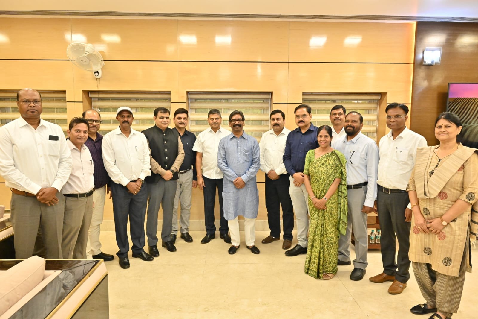 मुख्यमंत्री हेमंत सोरेन से नव प्रोन्नत झारखंड प्रशासनिक सेवा के अधिकारियों ने की मुलाकात, IAS बनने पर दी गई बधाई और शुभकामनाएं