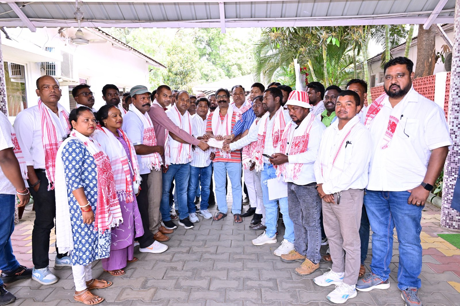 प्रकृति पर्व सरहुल के लिए मुख्यमंत्री हेमंत सोरेन को कई संगठनों से मिला आमंत्रण 1 WhatsApp Image 2026 03 20 at 14.36.40