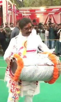 मुख्यमंत्री हेमंत सोरेन ने पत्नी और बेटे के साथ सिरमटोली सरना स्थल पर की पूजा अर्चना, परिवार के साथ निकल गए शहर भ्रमण पर 3 WhatsApp Image 2026 03 21 at 2.37.41 PM