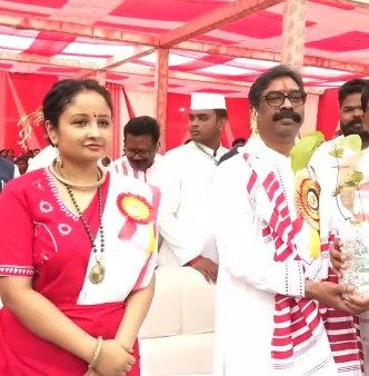 मुख्यमंत्री हेमंत सोरेन ने पत्नी और बेटे के साथ सिरमटोली सरना स्थल पर की पूजा अर्चना, परिवार के साथ निकल गए शहर भ्रमण पर 1 WhatsApp Image 2026 03 21 at 2.39.11 PM