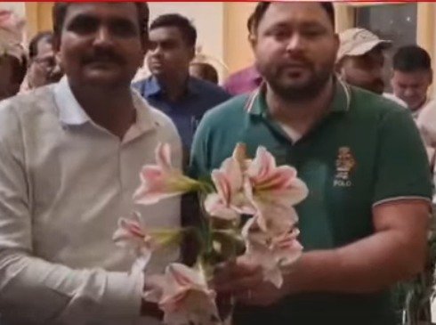 कोलकाता से पटना लौटने के दौरान तेजस्वी यादव का धनबाद में हुआ जोरदार स्वागत, कहा-RJD को झारखंड में करेंगे मजबूत 1 WhatsApp Image 2026 03 22 at 7.58.53 AM