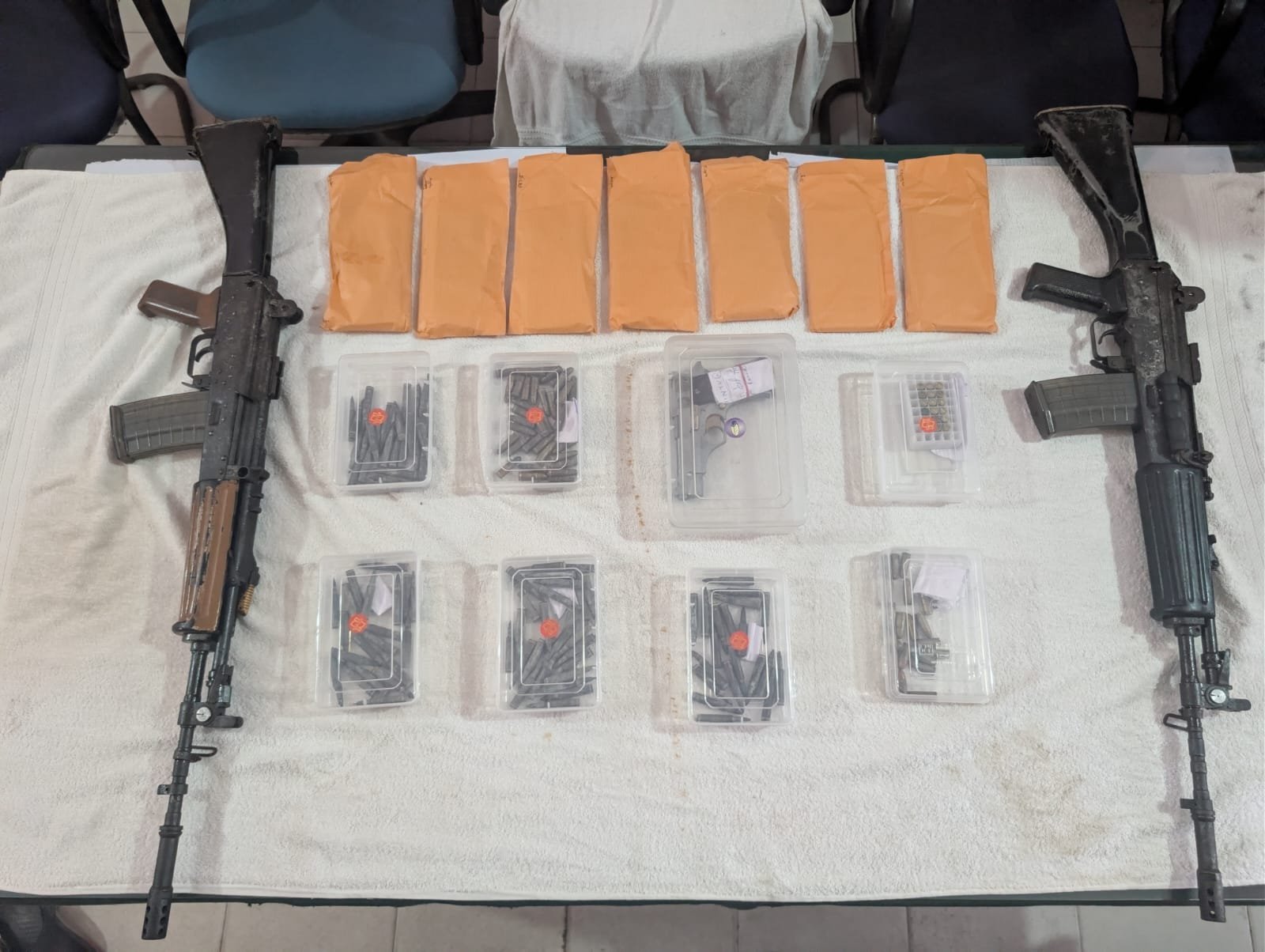 हजारीबाग में पुलिस की बड़ी कार्रवाई: TSPC के 8 उग्रवादी हथियारों के साथ गिरफ्तार 1 WhatsApp Image 2026 03 22 at 8.17.31 P