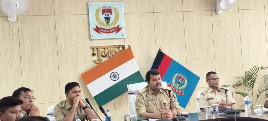 गुमला SP हारिस बिन जमां ने की मासिक अपराध समीक्षा बैठक, होली-ईद, सरहुल, रामनवमी शांतिपूर्व संपन्न होने पर पदाधिकारियों को किया प्रोत्साहित