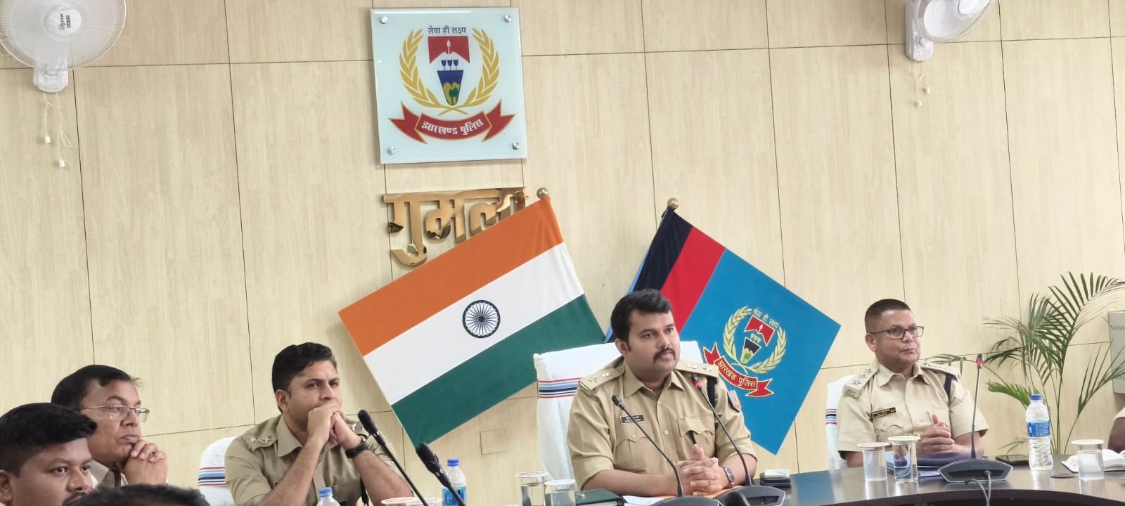 गुमला SP हारिस बिन जमां ने की मासिक अपराध समीक्षा बैठक, होली-ईद, सरहुल, रामनवमी शांतिपूर्व संपन्न होने पर पदाधिकारियों को किया प्रोत्साहित